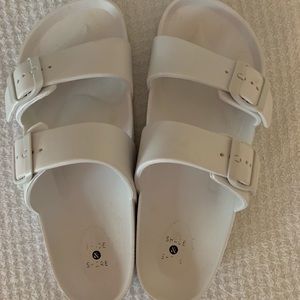 Ribber Birkenstock’s type shoes